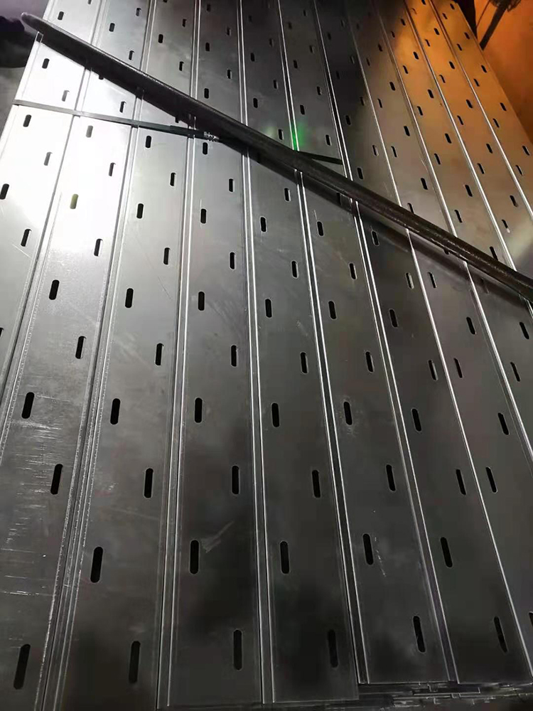 如何避免安裝托盤式橋架的過程中出現(xiàn)人員問題